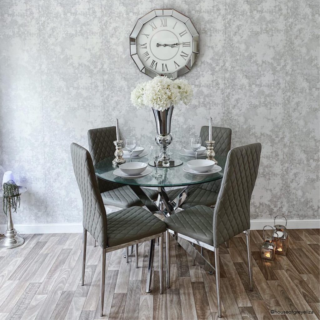 A round dining table as the centrepiece of a stylish modern room