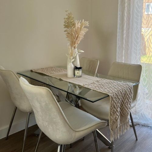 cosy home ideas - dining area with glass dining tabel and 4 white velvet chairs