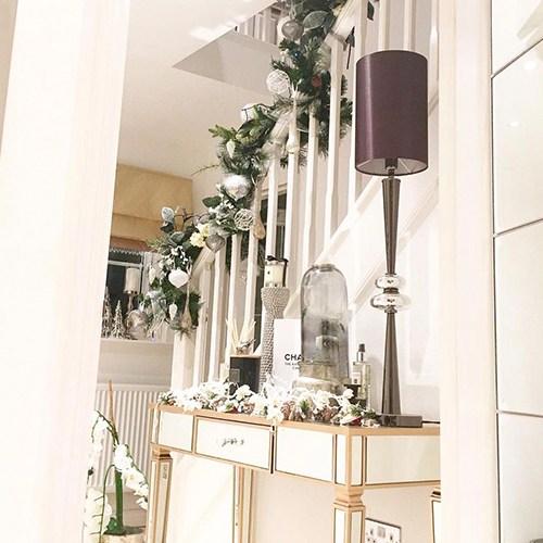 Instagram christmas inspiration - modern hallway with decorated stiars and console table