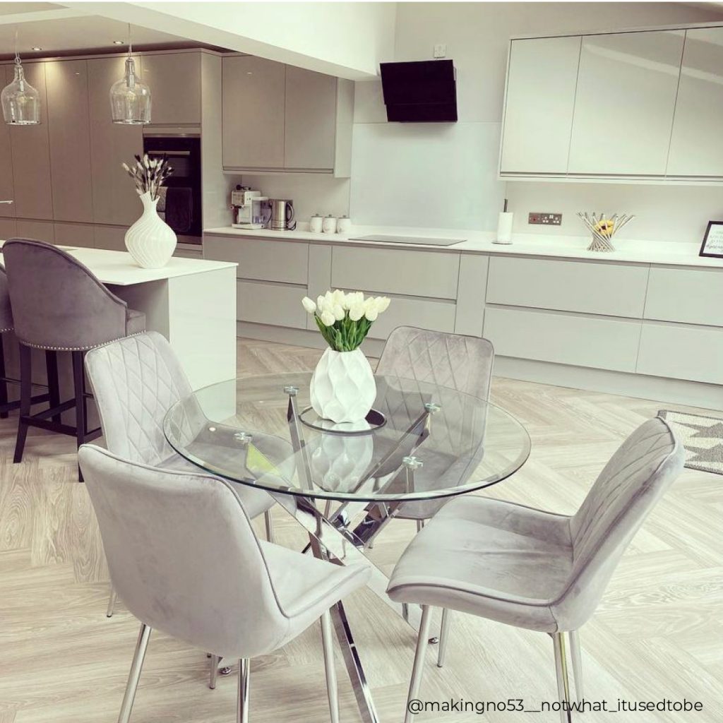 Light coloured kitchen diner theme that is well spaced out