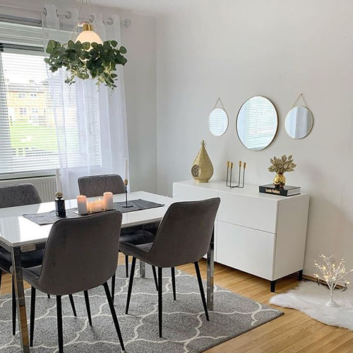 customer photo showing white gloss dining table with chrome legs and 4 Pesaro dining chairs with black legs, all on the Toscana rug - trellis pattern in cream and grey.